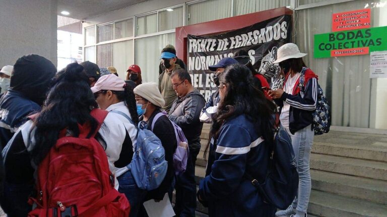 Normalistas exigen plazas y padres les piden a maestros que den clases