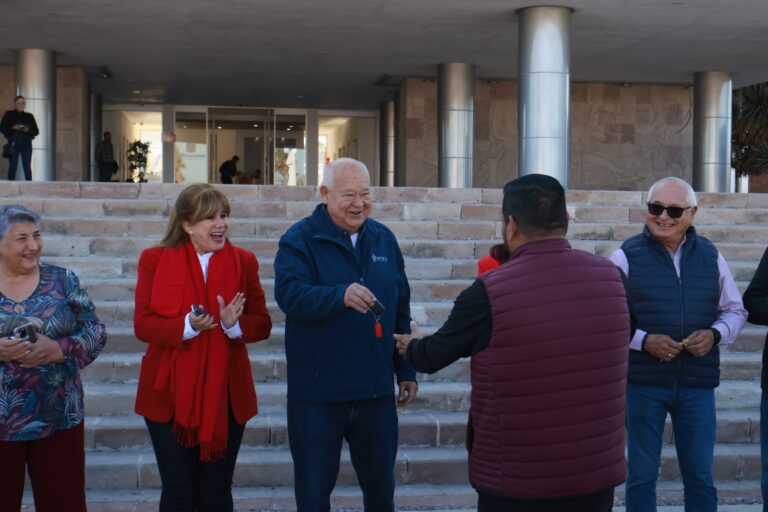 Víctor Castro entrega 7 unidades para áreas operativas y administrativas de la API, con una inversión de 3.8 mdp