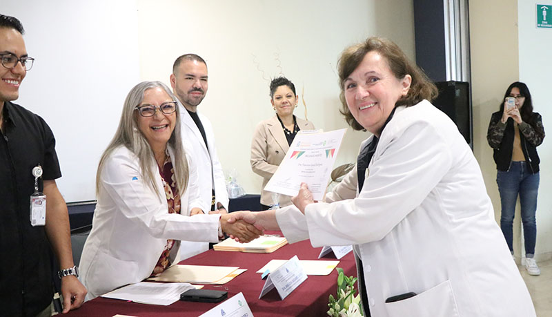 Gobierno de BCS reconoce a médicos docentes del Hospital Salvatierra.