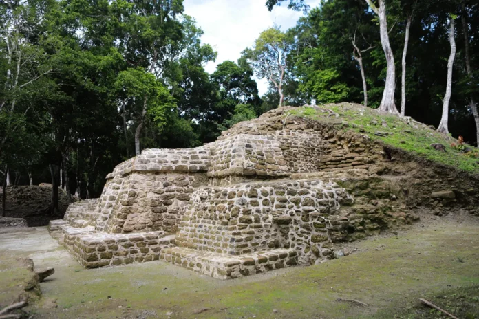 Ichkabal: La Antigua Ciudad Maya que Renace en la Selva del Caribe.