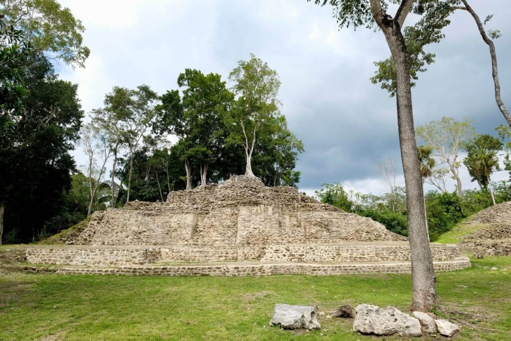 Ichkabal: La Antigua Ciudad Maya que Renace en la Selva del Caribe