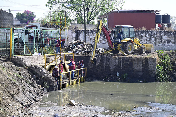 Supervisa Delfina Gómez desazolve en presa El Ángulo, en Izcalli