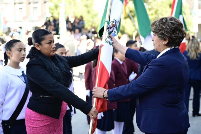 Delfina Gómez Encabeza Ceremonia del Día de la Bandera