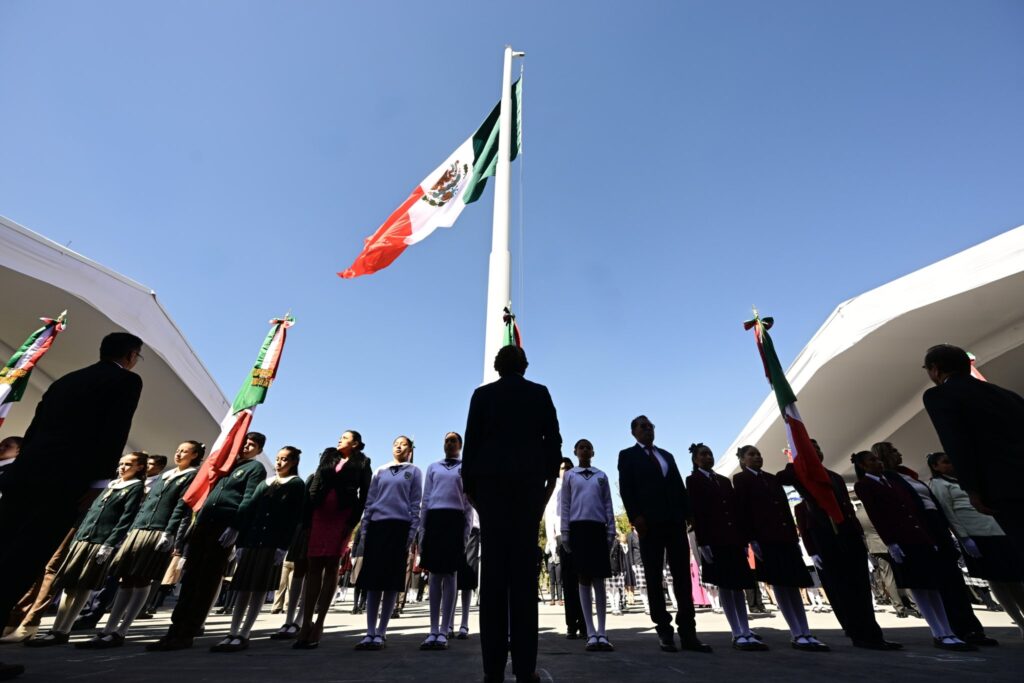 Delfina Gómez Encabeza Ceremonia del Día de la Bandera, Símbolo de Independencia y Soberanía