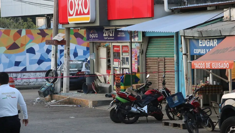 Explosión frente a la SSP de Acapulco deja dos muertos, según FGE