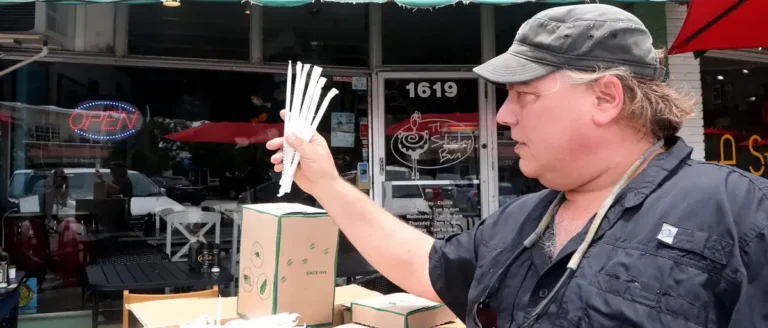 ¡Trump Contraataca! Firmará Decreto Contra las Pajitas de Papel y Regresará al Plástico