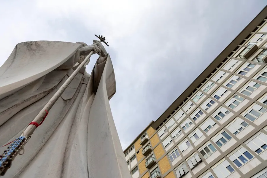 El Papa Francisco pasa su segunda noche en el hospital y no recitará el Ángelus este domingo