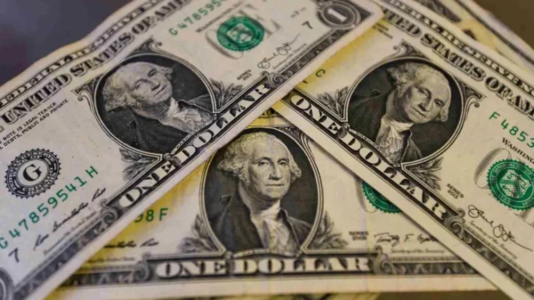 El peso mexicano cae un 2% frente al dólar tras el anuncio de los aranceles