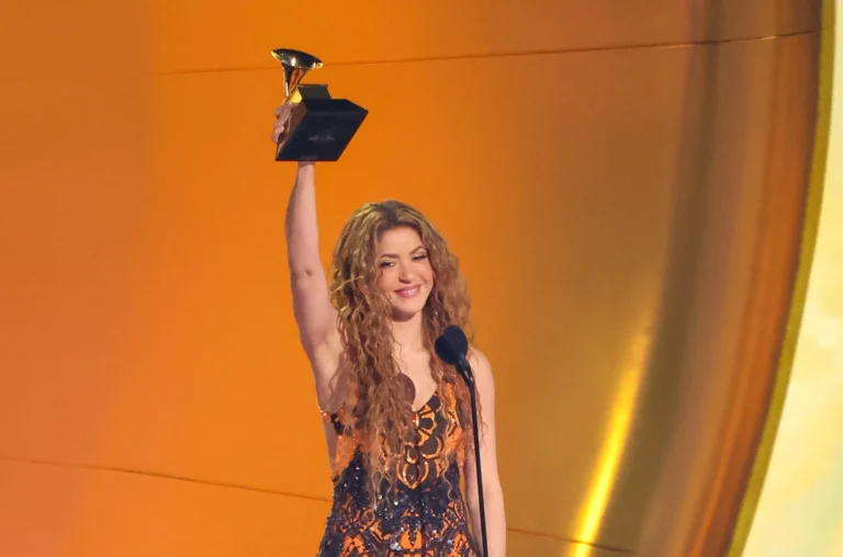 Shakira dedica su Grammy a los inmigrantes en Estados Unidos