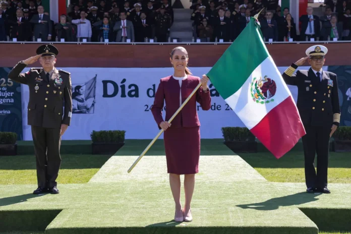 Sheinbaum reafirma la soberanía de México y el orgullo migrante en el Día de la Bandera