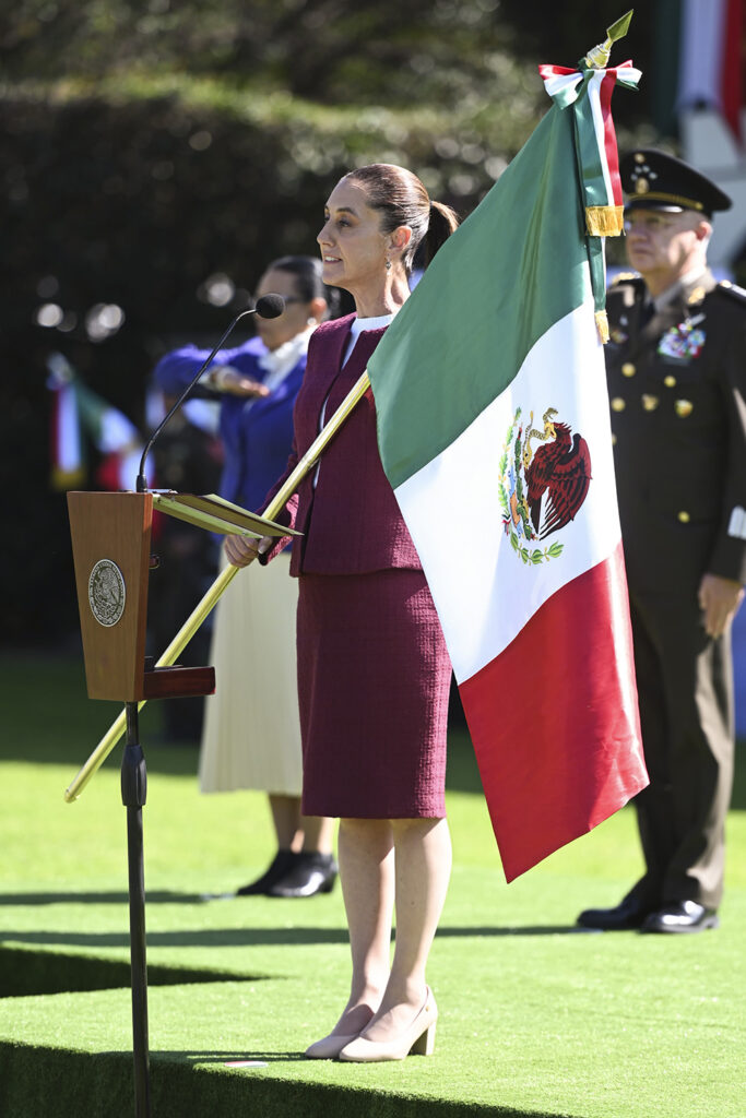 Sheinbaum reafirma la soberanía de México y el orgullo migrante en el Día de la Bandera