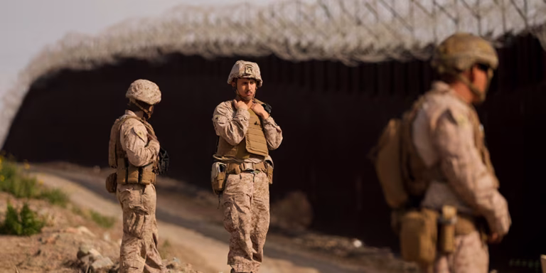 EE. UU. refuerza la frontera con 1,500 militares y utiliza cárceles federales para detener migrantes
