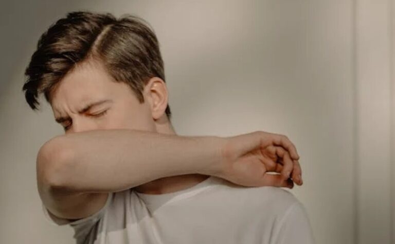 Alerta por aumento de casos de tos ferina en México: estos son los síntomas