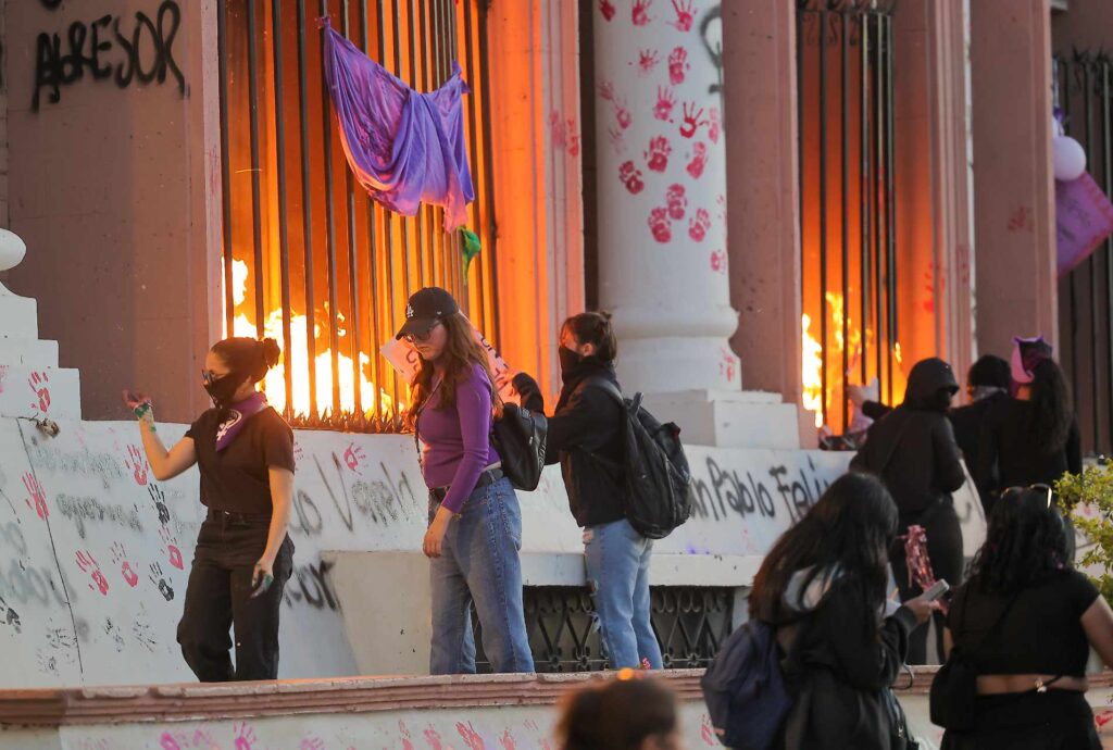 Más de 200 mil mujeres marchan en la Ciudad de México el 8M