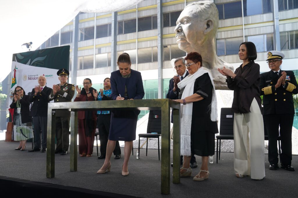 Claudia Sheinbaum firma decreto de leyes en materia energética