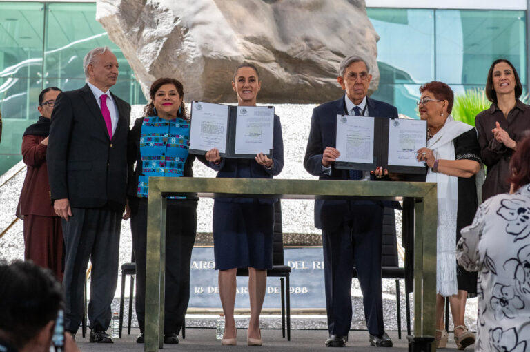 Claudia Sheinbaum firma decreto de leyes en materia energética