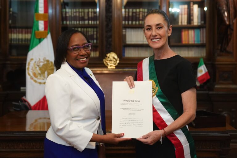 Claudia Sheinbaum recibe cartas credenciales de nuevos embajadores en México