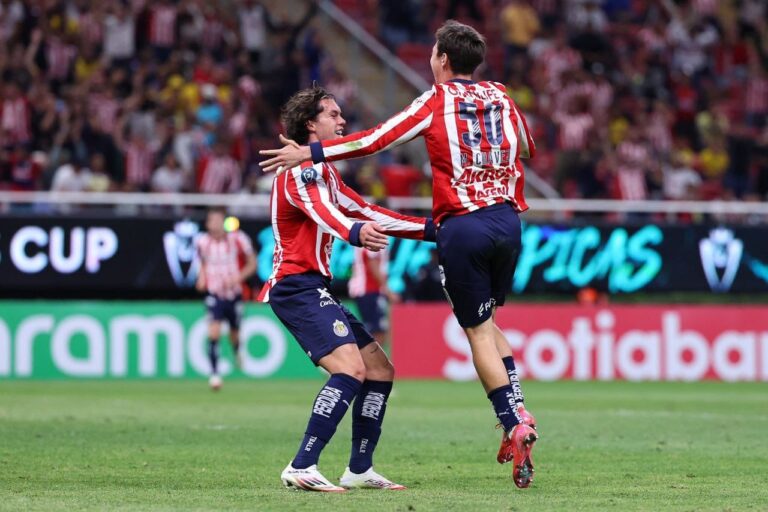 Chivas vence al América con autogol y toma ventaja en la Concachampions