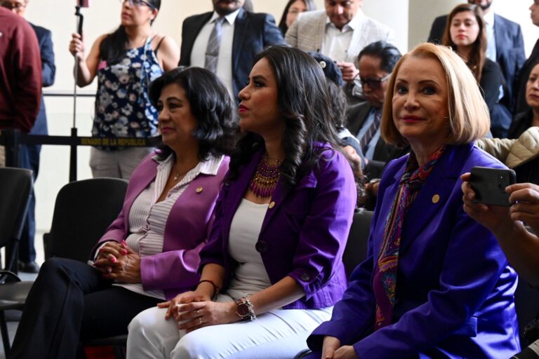 Bateristas tocan en el Senado para visibilizar a las mujeres en la música