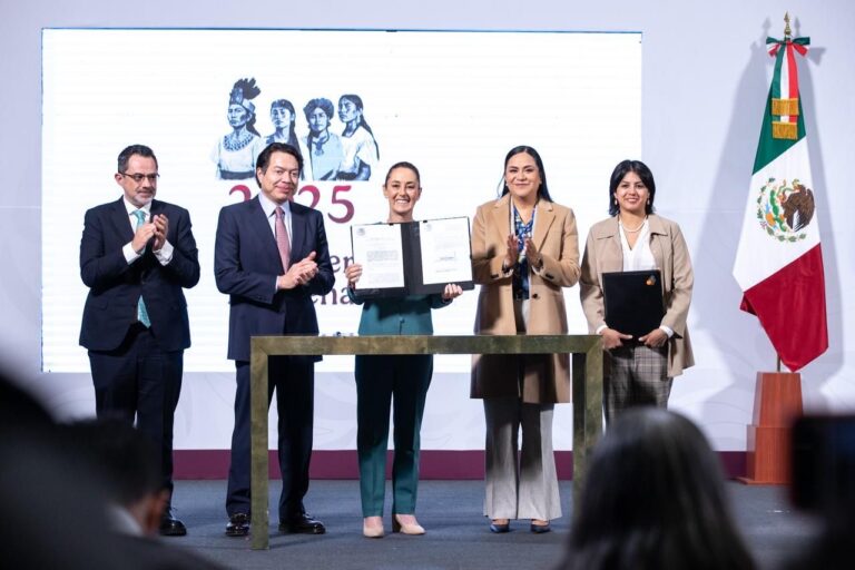 Sheinbaum firma decreto que prohíbe el cultivo de maíz transgénico en México