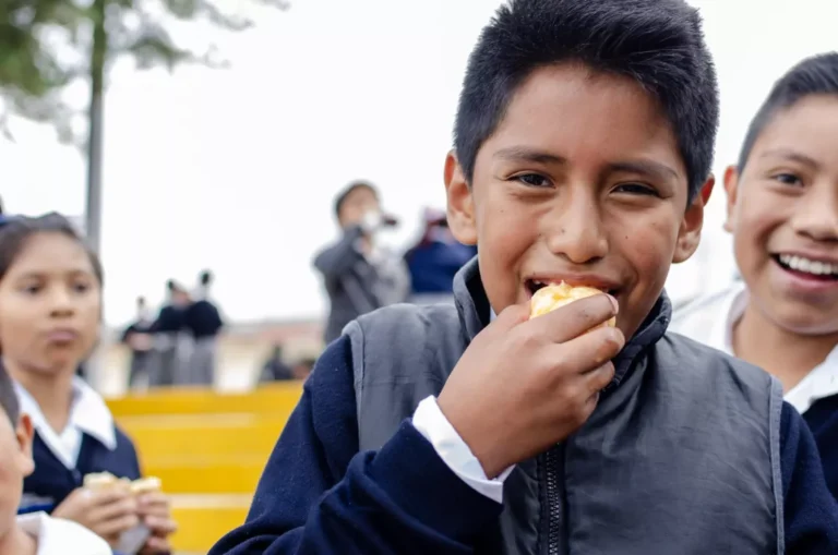 Prohíben venta de comida chatarra en escuelas de nivel básico en México