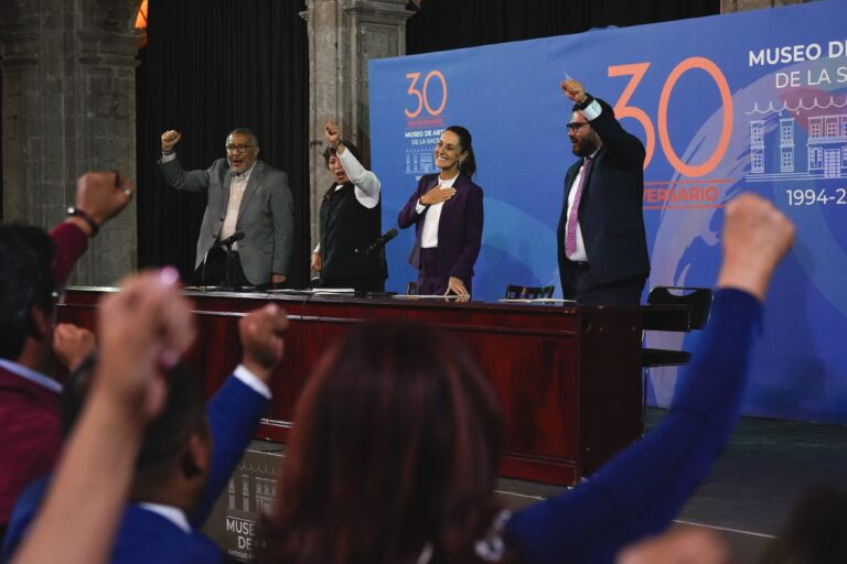 Sheinbaum se reúne con Delfina Gómez y alcaldes del Edomex; la reciben con ovaciones