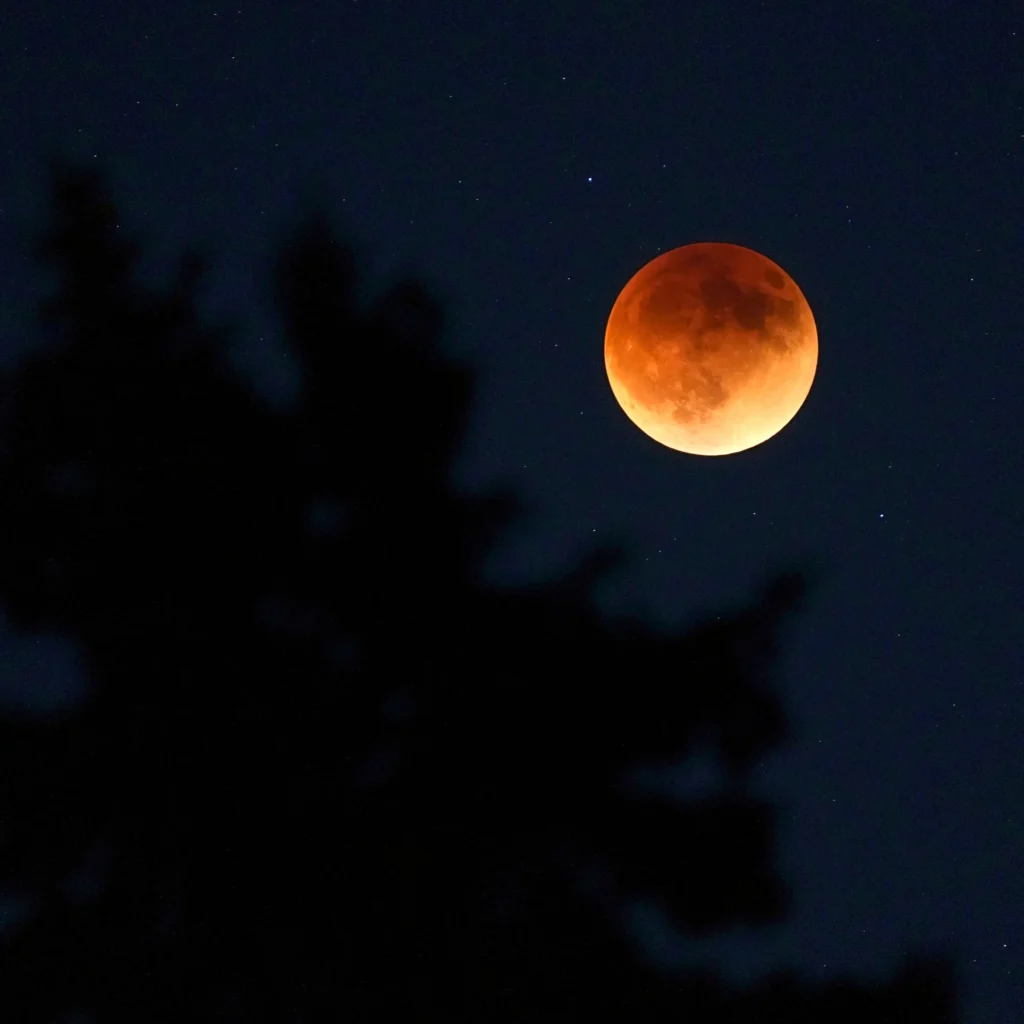 Eclipse total tiñe de rojo la luna en un impresionante espectáculo astronómico