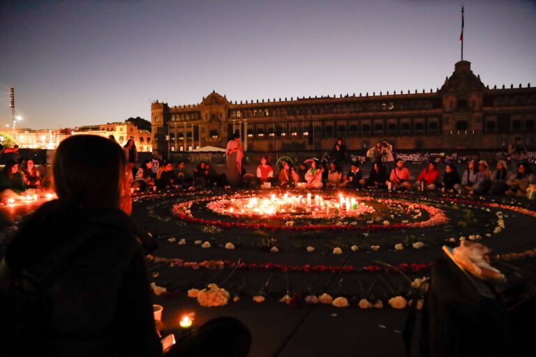 Madres buscadoras realizan ceremonia en Zócalo para recordar a desaparecidas