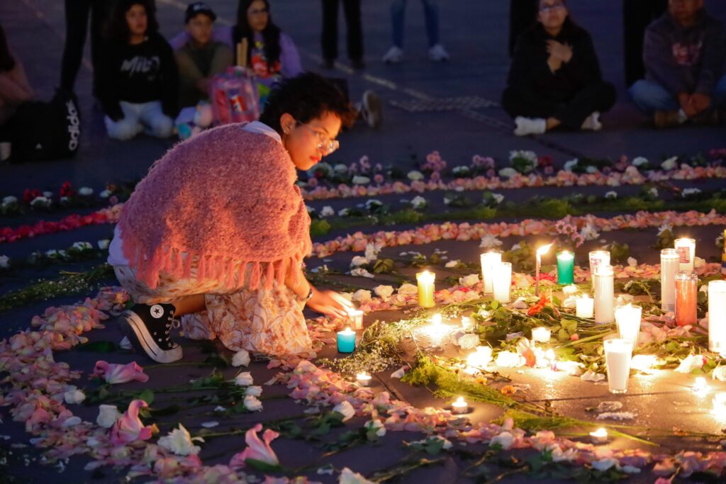 Madres buscadoras realizan ceremonia en Zócalo para recordar a desaparecidas