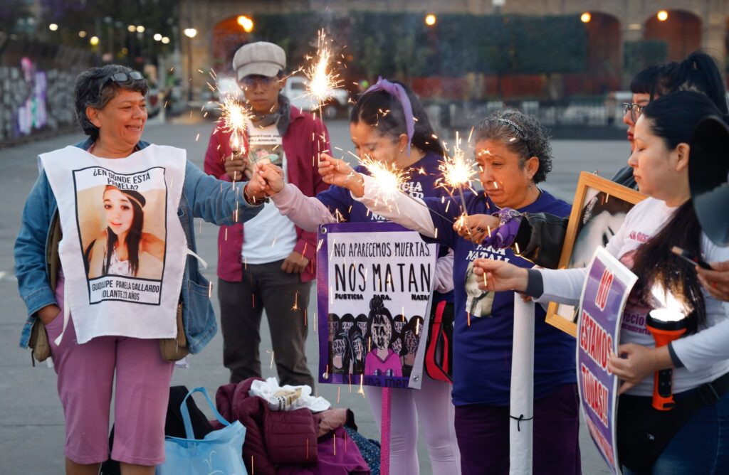 Madres buscadoras realizan ceremonia en Zócalo para recordar a desaparecidas