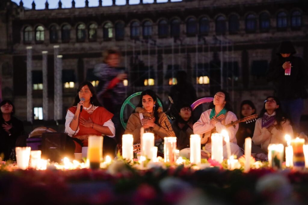 Madres buscadoras realizan ceremonia en Zócalo para recordar a desaparecidas