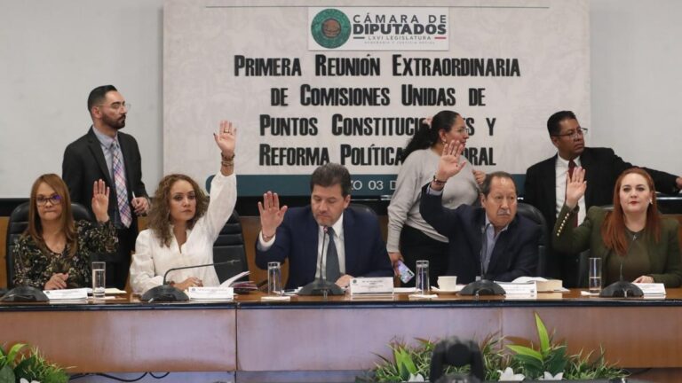 Aprueban dictamen que prohibe reelección y nepotismo a partir de 2030