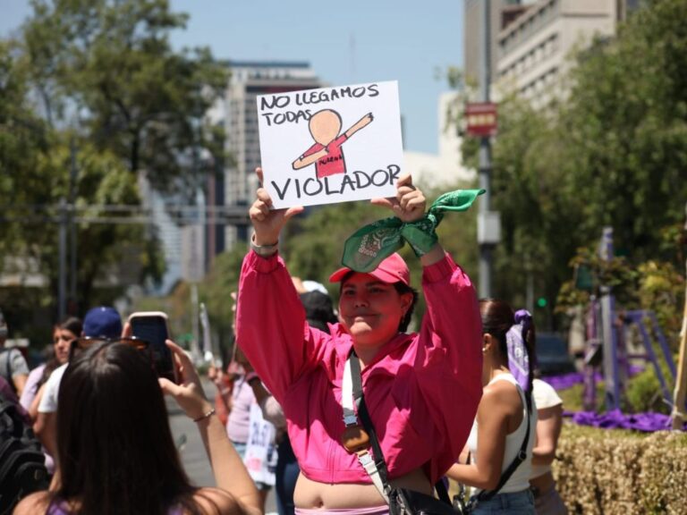 Marchan en CDMX para exigir desafuero de Cuauhtémoc Blanco