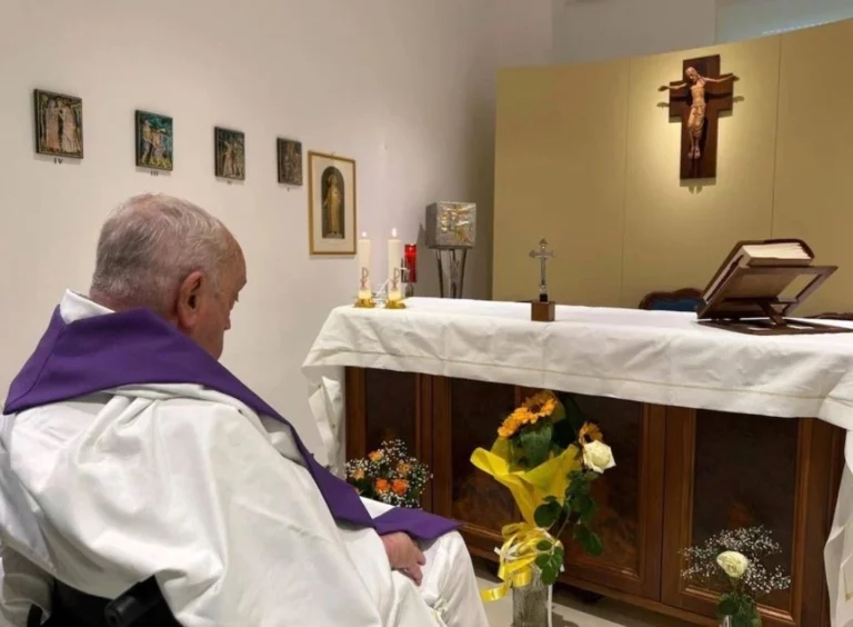 El Vaticano difunde la primera foto del papa Francisco desde su internación