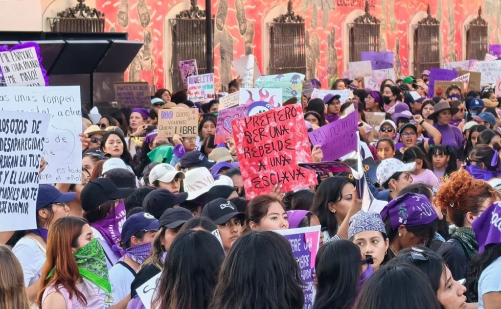 Más de 200 mil mujeres marchan en la Ciudad de México el 8M