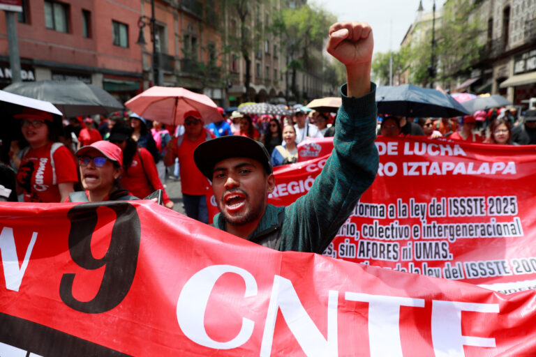 CNTE exige pensiones más altas y amenaza con paro nacional