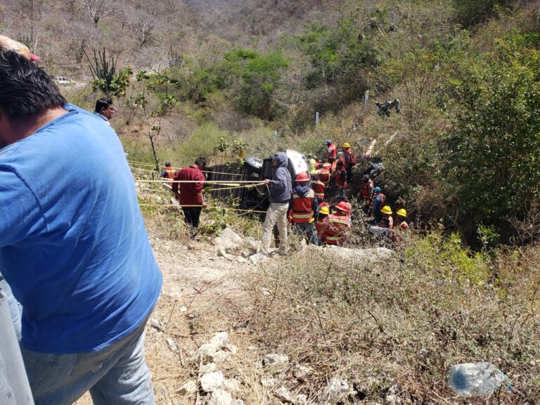 Accidente en Oaxaca: 19 muertos y 24 heridos tras volcadura de autobús