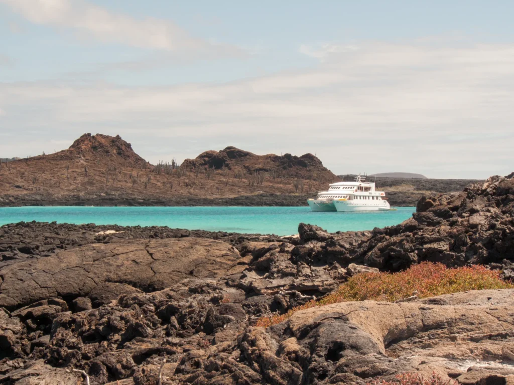 Rescatan a turistas varados en Galápagos tras incidente con barco turístico