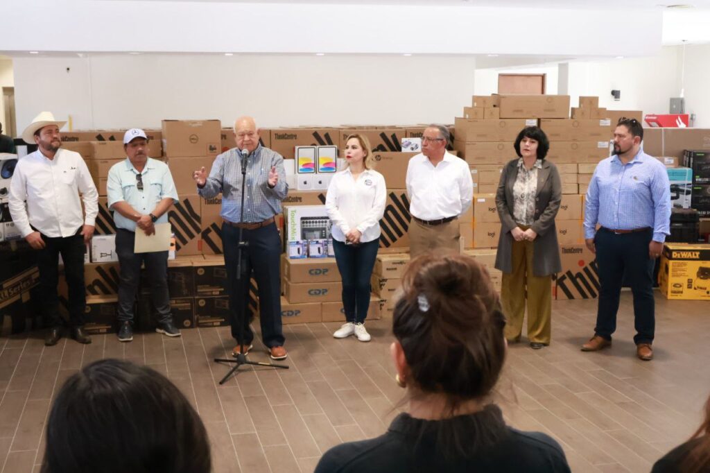 Se fortalece la calidad educativa y tecnológica de la UABCS: Víctor Castro