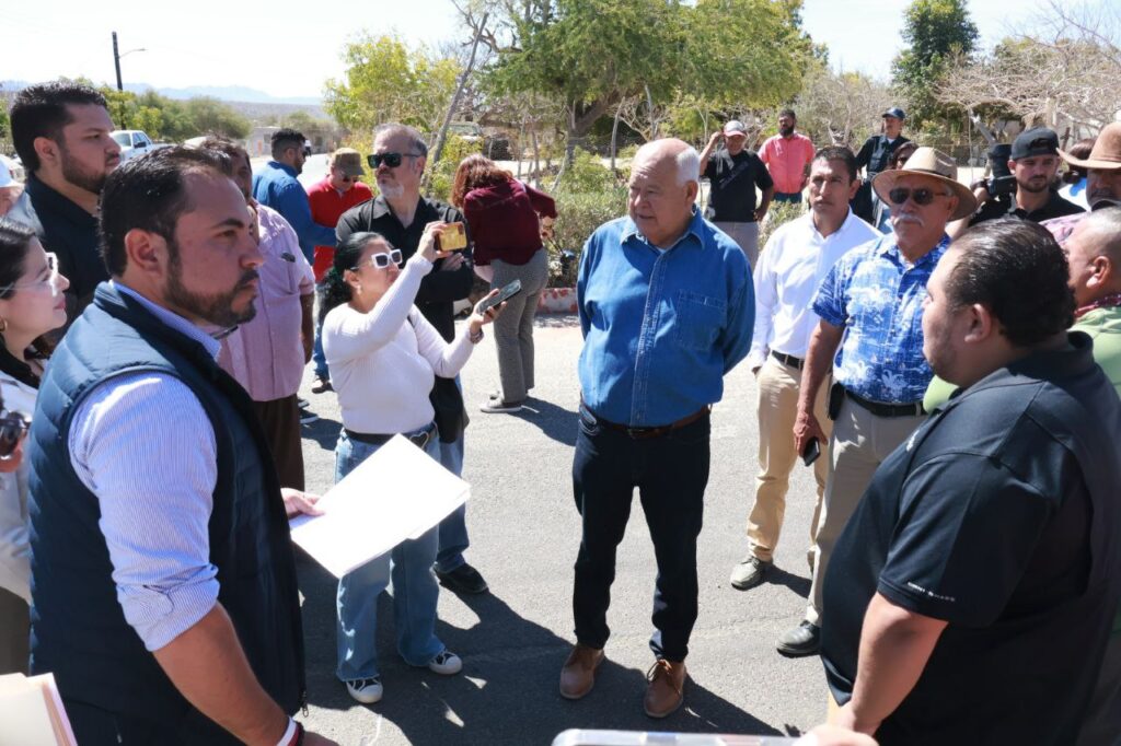 Gobernador de BCS supervisa construcción de puente en Santa Cruz