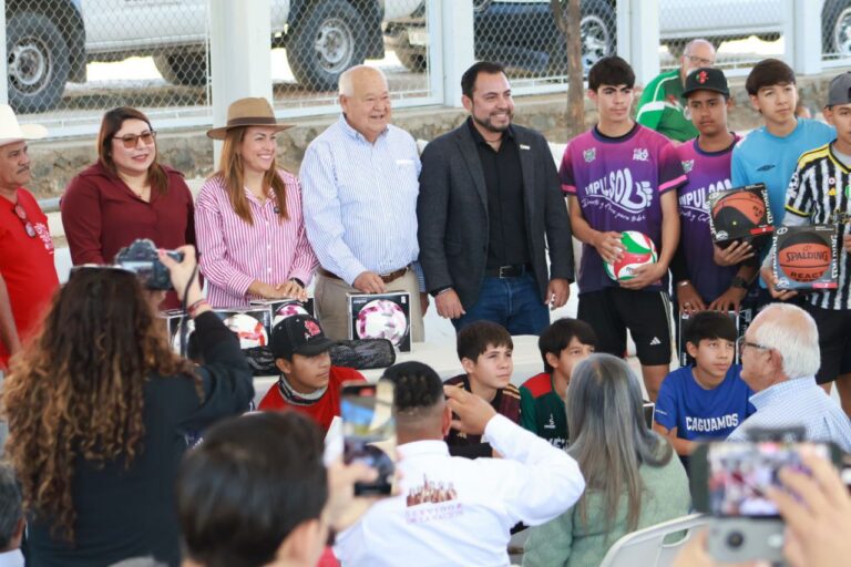 Gobernador de BCS entrega cancha rehabilitada en San Antonio y anuncia nuevos proyectos