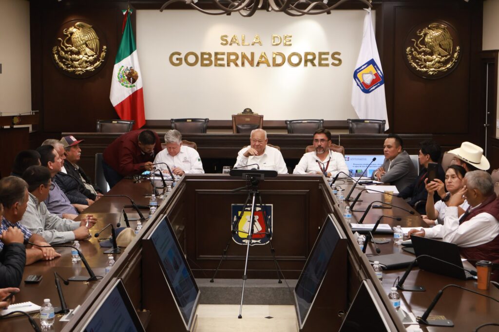 Víctor Castro lidera la regularización en el Distrito 066 Santo Domingo