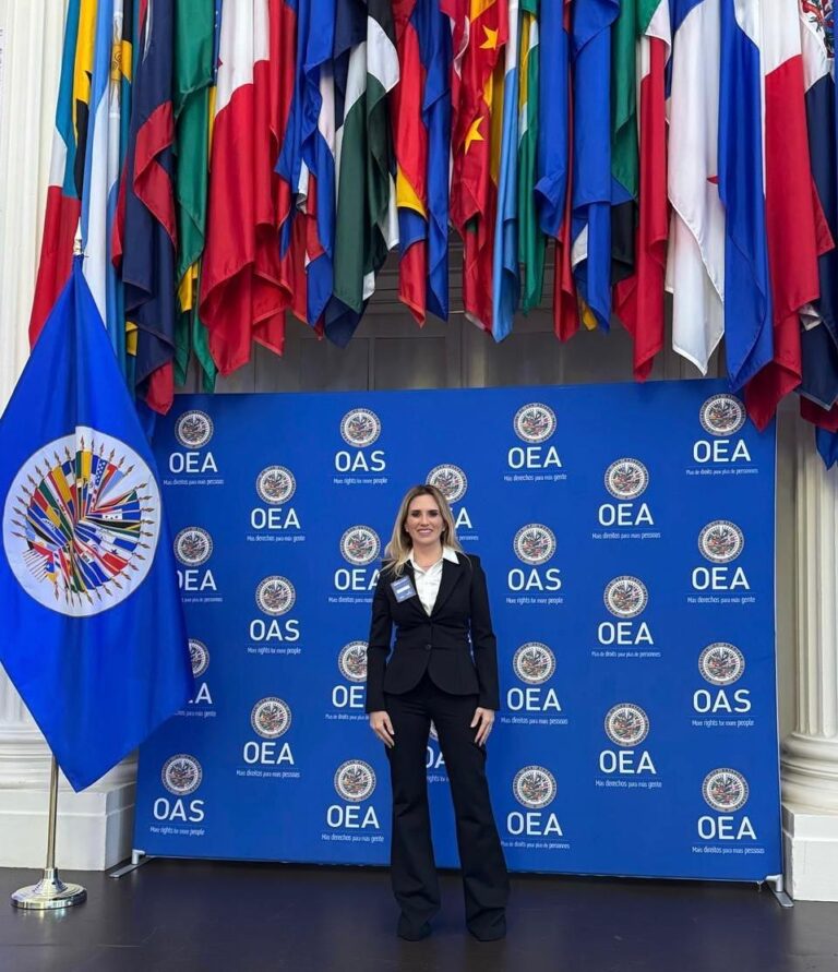 Romina Contreras Presenta el Complejo Rosa Mística ante la OEA y Líderes de 34 Países