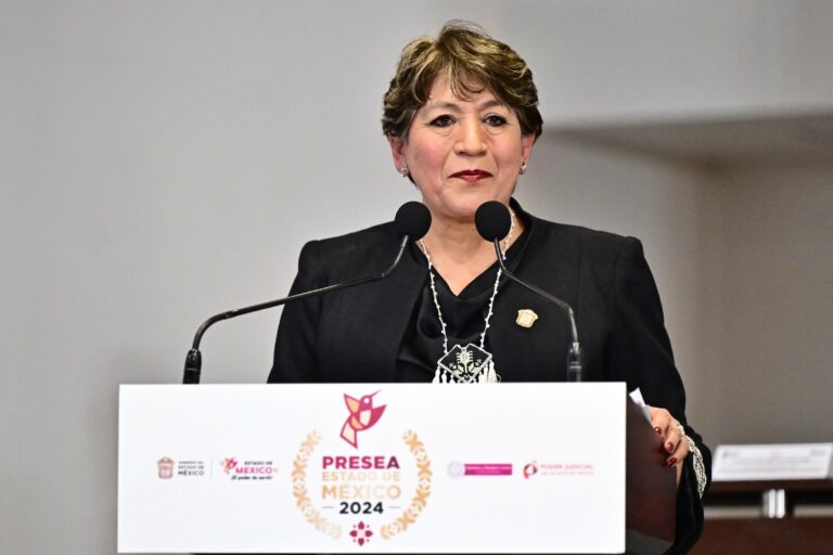 Delfina Gómez entrega Presea póstuma a “El Guardián de las Monarcas”