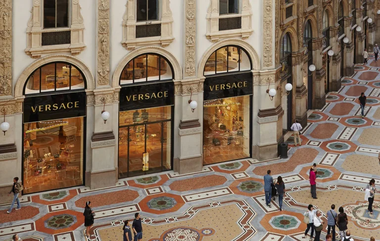 Prada compra Versace por 1,250 millones de euros