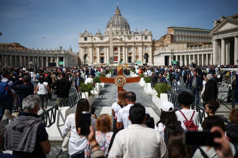 Fieles acuden al Vaticano para despedir al papa Francisco