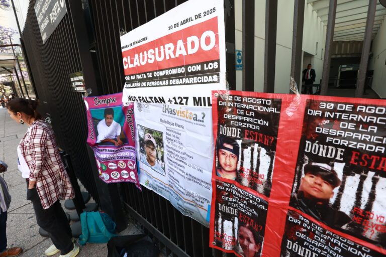 Protesta de familiares de desaparecidos frente al Senado