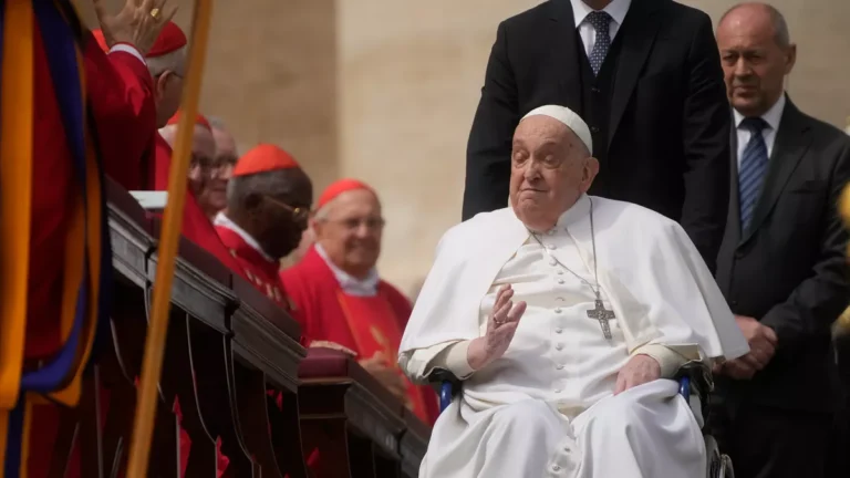 El papa Francisco regresa al papamóvil tras superar neumonía y pide alto al fuego en Gaza