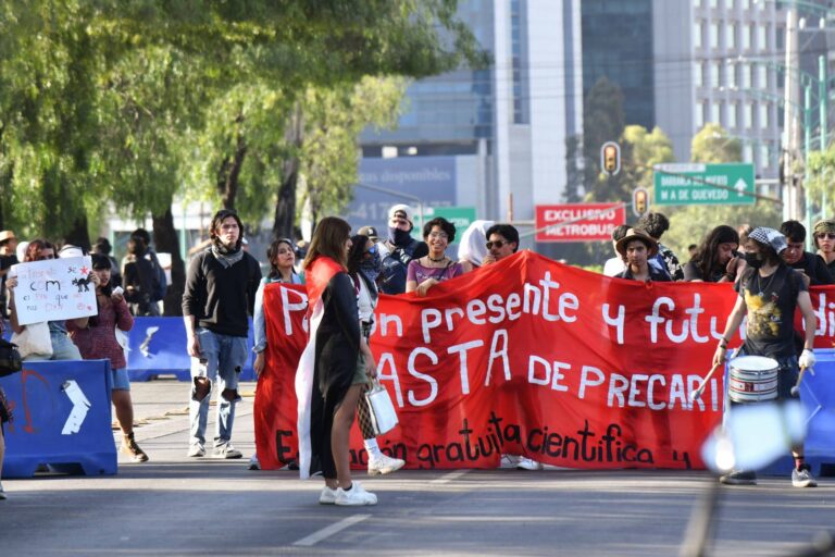 Estudiantes de la UNAM bloquean Insurgentes para exigir comedores subsidiados