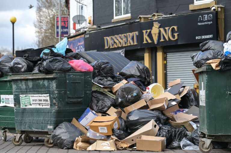 Basura se acumula en Birmingham por huelga de recolectores
